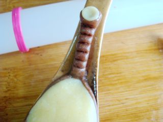 16、琵琶烧果子,和琵琶下半部分连接沾合住。