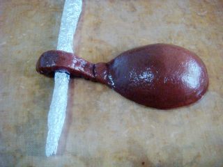 17、琵琶烧果子,拿起勺子，反扣到铺好不沾布的烤盘上。用锡纸做成小棒支撑起琴头，有弯弯的弧度更形象。