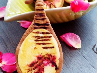 21、琵琶烧果子,用融化的巧克力沾上弦轴，棉签沾取红色火龙果汁渲染出红色花朵即可。