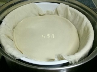 9、酱香春卷,蒸锅垫上蒸布，放入擀好的春卷皮，冷水上锅，水开后再蒸10分钟左右；