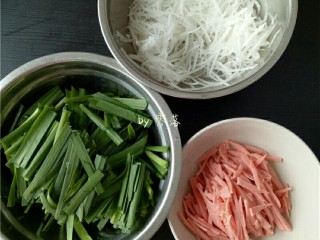 10、酱香春卷,备好其他食材：韭菜洗净切段；火腿切丝；白萝卜刨丝，调入适量盐搅拌均匀，腌制几分钟；