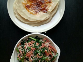 14、酱香春卷,春卷皮抹上适量沙茶酱；