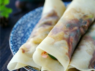 15、酱香春卷,再将蔬菜卷上即可食用。
