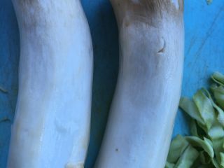 1、葱油手撕杏鲍菇,杏鲍菇浸泡清洗干净