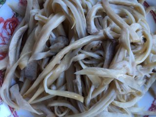 5、葱油手撕杏鲍菇,放凉后撕成条状