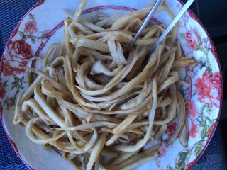 9、葱油手撕杏鲍菇,充分地搅匀