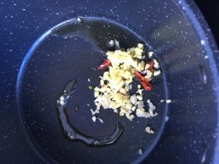 10、葱油手撕杏鲍菇,油烧热，加入姜蒜辣椒爆香