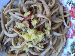 11、葱油手撕杏鲍菇,趁热淋在杏鲍菇上