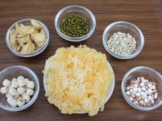 6、百变水果 八宝芋圆烧仙草,现在来煮银耳莲子汤，我备了银耳、莲子、百合、绿豆、薏米和鸡头米，每样各20克。