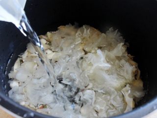 7、百变水果 八宝芋圆烧仙草,将泡开的银耳黄根摘除，掰成小朵，其它的材料也都清洗干净，统统放入锅中，加水大约是1000毫升。