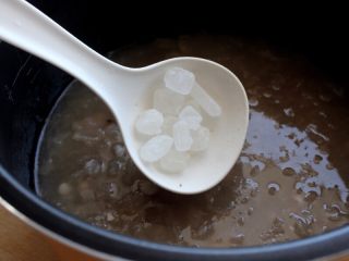 8、百变水果 八宝芋圆烧仙草,加压10-15分钟，就可得到非常粘稠浓郁的银耳莲子汤了，然后加入适量的冰糖，搅拌融化，银耳莲子汤就煮好了，想吃冰的就将锅冰在冷水中。