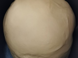 1、香浓蕃茄面汤,面粉放入盆内，加入盐，倒入热开水（熟粉）先用筷子搅拌一下，再入冷水（生粉），开始揉面至均匀不粘手（有厨师机可以代劳），生熟粉做的面软硬适中。