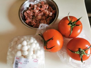 2、香浓蕃茄面汤,面团密封醒面20分钟，这时间准备蕃茄汤材料。