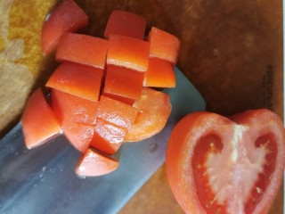 3、香浓蕃茄面汤,蕃茄用热开水泡一会，去表皮，切小块。