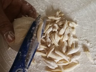 4、香浓蕃茄面汤,醒好的面团，沾些干粉用剪刀剪成细条。