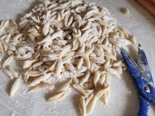 5、香浓蕃茄面汤,剪完再洒些干面粉，防止沾一起。