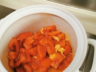 6、香浓蕃茄面汤,烧热锅下食用油，先下一半打发后的鸡蛋液炒一下，接着下蕃茄一起炒，多炒一会让蕃茄熟透出沙，这样子煮的汤特别浓香。