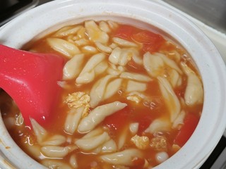 9、香浓蕃茄面汤,加入面条，记得马上要搅拌，注意别让面条糊底，煮3分钟，面条熟后，汤也够浓稠了。