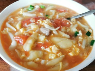 11、香浓蕃茄面汤,最后加盐调味，放点葱花即可。