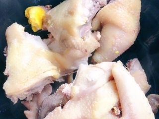 2、虫草花鸡汤,焯水，洗干净备用