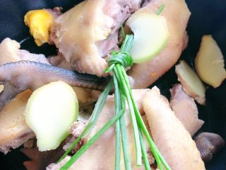 3、虫草花鸡汤,锅里放入葱姜