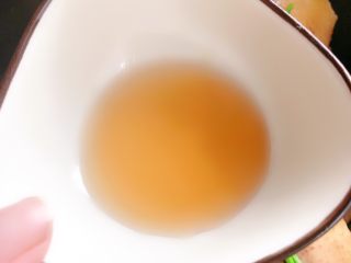 4、虫草花鸡汤,倒入料酒