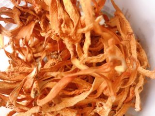 5、虫草花鸡汤,准备虫草花