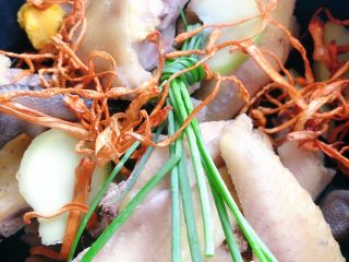 7、虫草花鸡汤,放入锅里