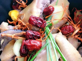 8、虫草花鸡汤,加入红枣