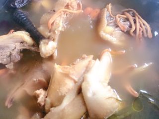 11、虫草花鸡汤,烧开转小火慢顿3个小时撇掉上面的油
