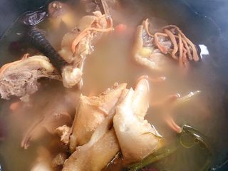 13、虫草花鸡汤,搅拌均匀，我们再顿个20分钟左右