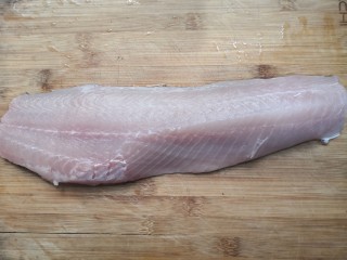 1、番茄黑鱼片,先把黑鱼肉，清洗干净