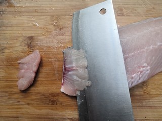 2、番茄黑鱼片,用刀，把鱼肉，斜切成小片