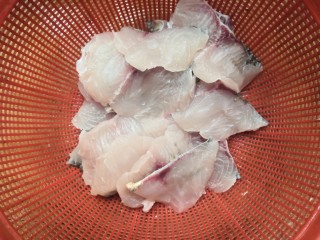 3、番茄黑鱼片,切好的鱼片，再次冲洗干净