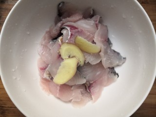4、番茄黑鱼片,把鱼片放入碗中，放入3片姜