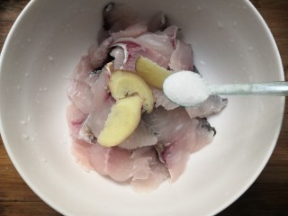 5、番茄黑鱼片,加入2克盐