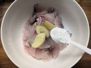 6、番茄黑鱼片,加入淀粉