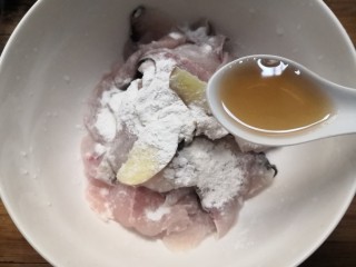 7、番茄黑鱼片,加入料酒