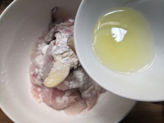 8、番茄黑鱼片,加入鸡蛋清