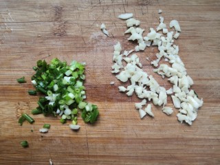 10、番茄黑鱼片,把蒜瓣切沫，葱切丁，备用