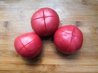 11、番茄黑鱼片,番茄，洗干净，表面切十字花刀