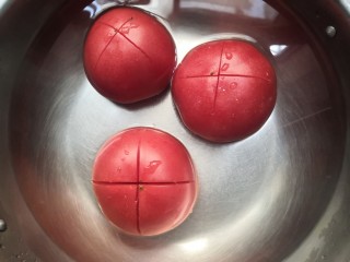 12、番茄黑鱼片,把番茄，放开水着浸泡1分钟，去皮