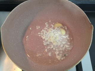 15、番茄黑鱼片,放入2片姜和蒜沫，翻炒爆香