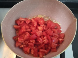 16、番茄黑鱼片,把番茄丁，倒入锅中