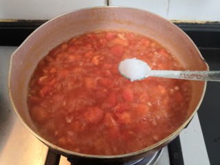 22、番茄黑鱼片,加入糖，搅拌均匀