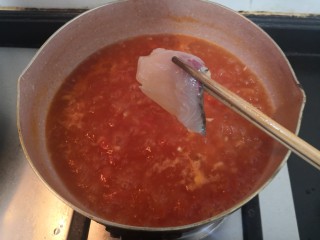 23、番茄黑鱼片,把鱼片，一片片，放入锅中