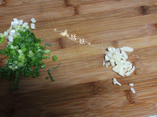 4、孜然小葱煎豆腐,小葱和大蒜切好备用。