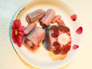 1、美味苏合汤,猪尾清洗干净