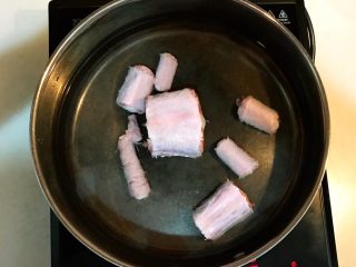 2、美味苏合汤,锅里加入冷水，放入牛尾焯水