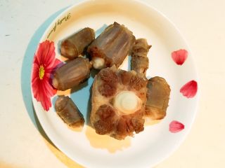 4、美味苏合汤,把焯好的牛尾捞出来，用温水清洗干净